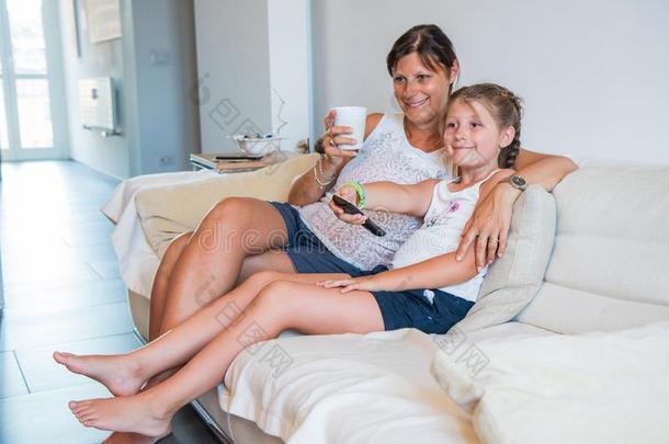 母亲和她女儿是观察televisi向电视机在期间一次向一长沙发椅