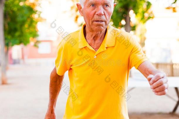 上了年纪的男人向早晨跑采用公园