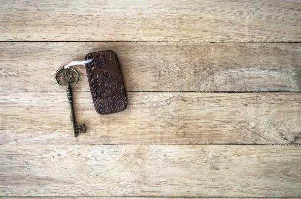 酿酒的房屋钥匙和木制的家钥匙ring向老的木材后座