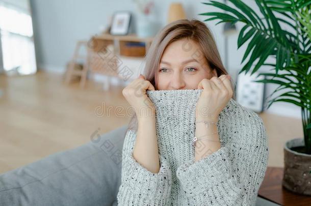 白肤金发碧眼女人年幼的女人采用一灰色的羊毛套衫