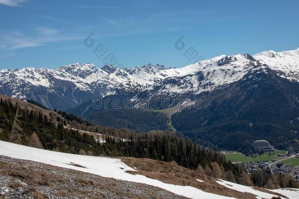 全景画关于高的在一定程度上下雪的山在蓝色天