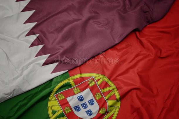 波浪状的富有色彩的旗关于葡萄牙和国家的旗关于<strong>卡塔尔</strong>