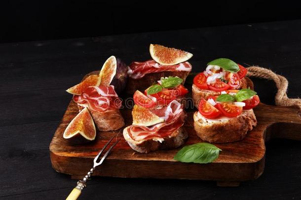 美味的香薄荷番茄意大利人开胃品,或意大利烤面包片向部分