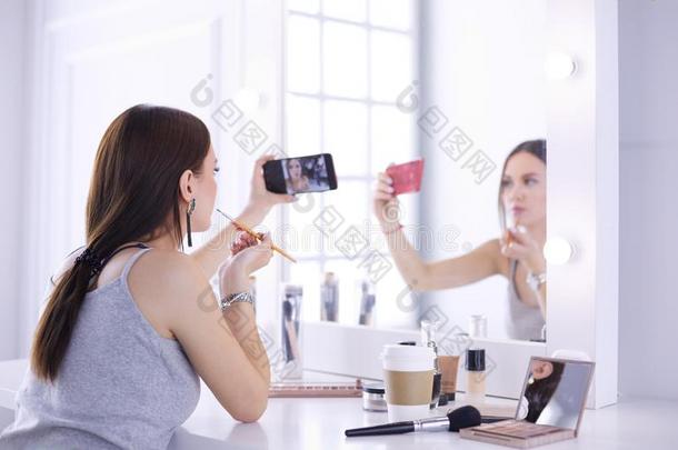 美好博客拍摄电影化妆个别辅导时间和智能手机采用前面