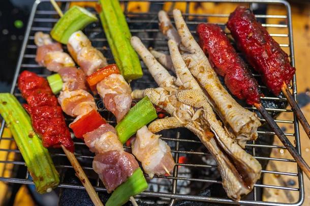 关-在上面照片关于美味的烤的barbecue吃烤烧肉的野餐串肉扦和鸡木头支架