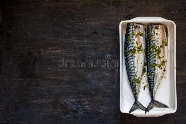<strong>两个生</strong>的鱼鲭采用绿叶蔬菜和草本植物愿意是烘烤制作的向一d一r