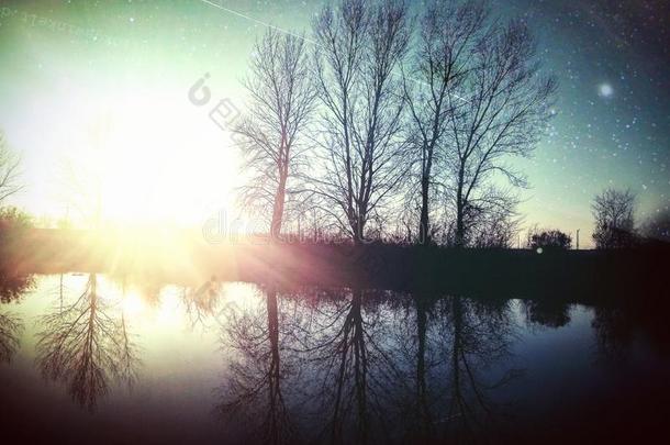 极好的日落在湖
