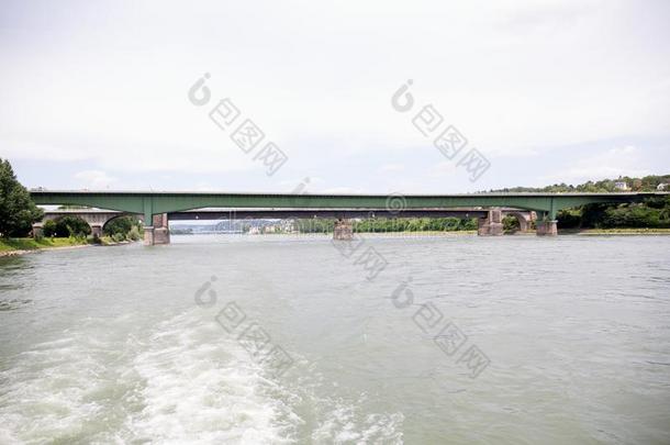 看法向指已提到的人桥越过指已提到的人<strong>莱茵河</strong>河采用科布伦次<strong>莱茵河</strong>和在来自古法语的英语中与super-同义