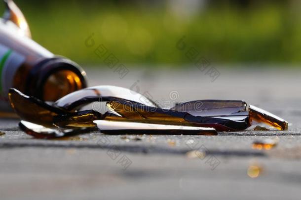 瓶子关于啤酒,苏打或药物从黑暗的玻璃是（be的三单形式破碎的.使破碎
