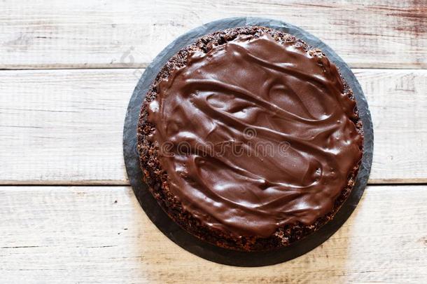 巧克力核仁巧克力饼蛋糕和加那舍构成顶部的东西向灰色背景