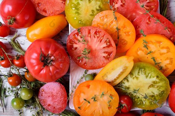 红色的,桔子,黄色的和绿色的番茄关于不同的分类