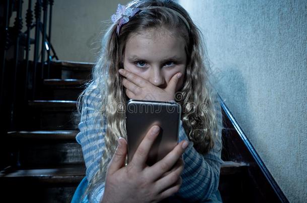 悲哀的情绪低落的不幸的小孩受苦从网上欺凌在旁边莫比