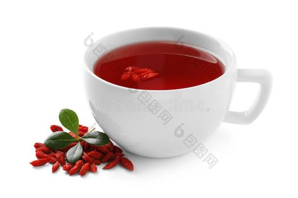 健康的枸杞茶水采用杯子和浆果向白色的