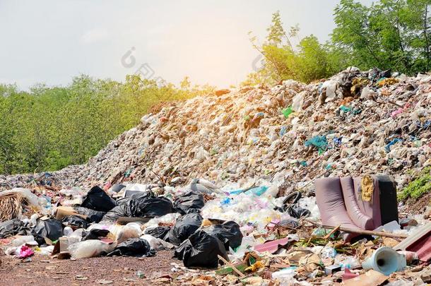山垃圾,大大地和被降级的垃圾桩,桩关于散发出恶臭