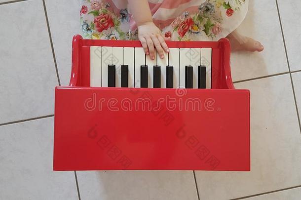 婴儿手佩林红色的钢琴练习