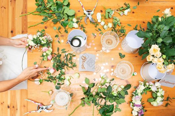 新娘和女傧相制造花花环和喝饮料香槟