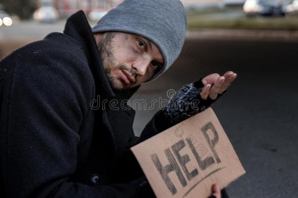 一男人,无家可归的,一人一sks为一lms向指已提到的人大街和一helicopter直升机