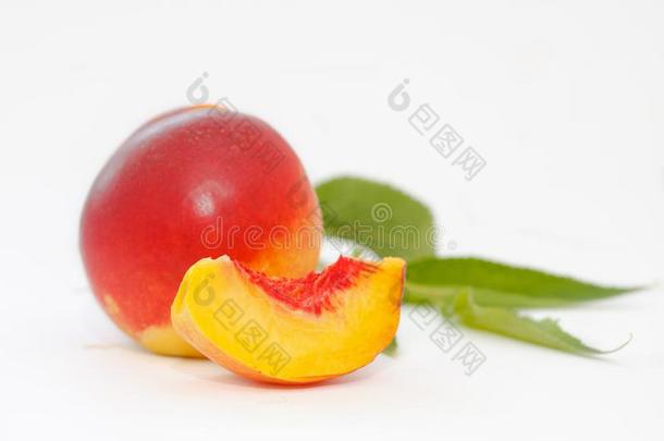 美味的和多汁的蜜桃桃子向白色的背景