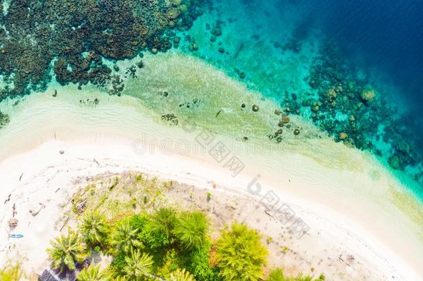 空气的顶下看法巴尼亚克岛苏门答腊风热带的群岛