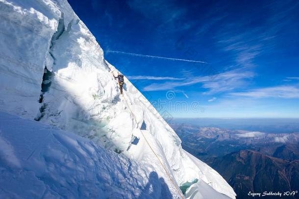 <strong>登山家</strong>登山者攀登的危险的冰破口破裂