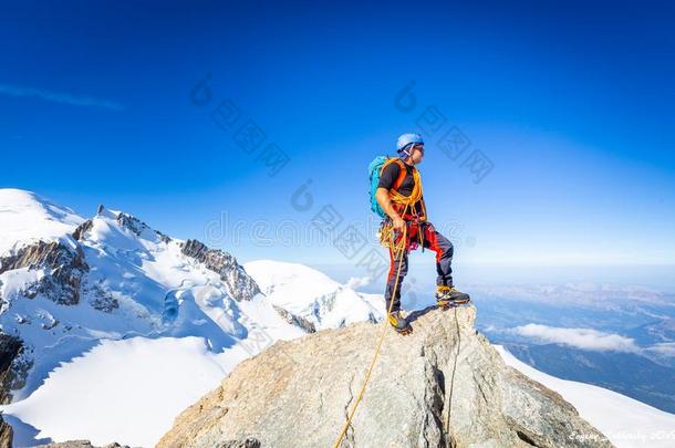 登山家登山者起立岩石悬崖山顶点