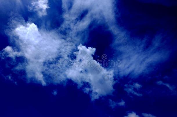 清楚的蓝色天和膨胀的云.