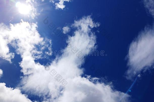 清楚的蓝色天和膨胀的云.