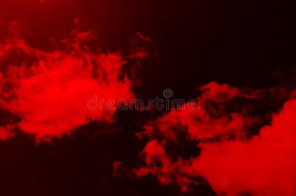 清楚的红色的雾或天和膨胀的云.