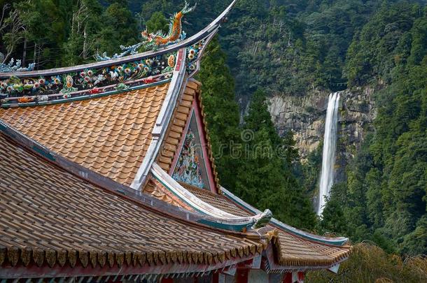 弧形的屋顶关于富有色彩的中国人庙和纳奇瀑布向