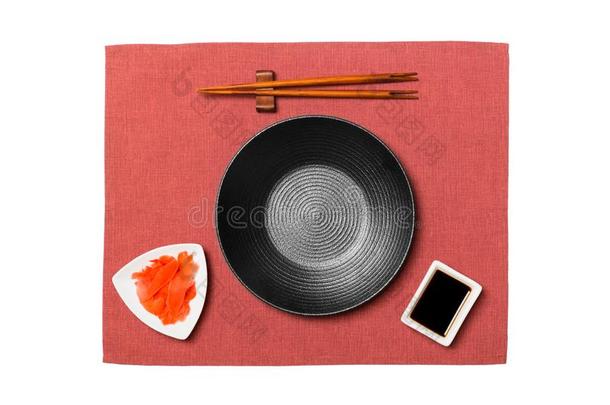 空的圆形的黑的<strong>盘子</strong>和<strong>筷子</strong>为寿司和大豆调味汁,