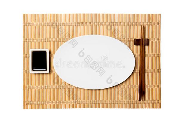 空的椭圆形的白色的<strong>盘子</strong>和<strong>筷子</strong>为寿司和大豆调味汁英语字母表的第15个字母