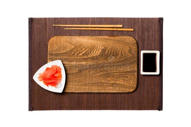 空的矩形的棕色的木制的盘子和筷子为寿司,