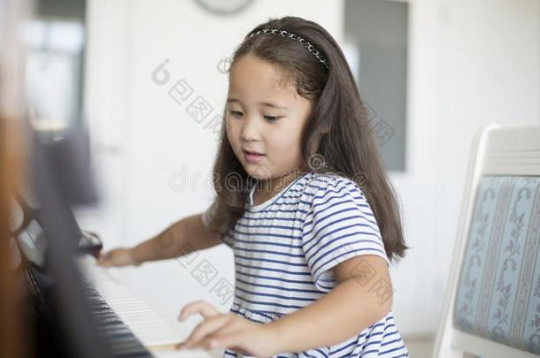 小的女孩演奏钢琴