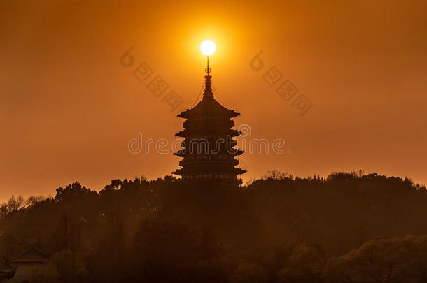 轮廓雷峰塔是（be的三单形式一num.五故事t一ll塔和八