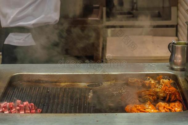 美味的烤的淡水螯虾和肋骨向电的炉和烟