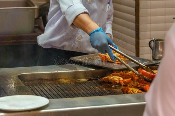 关在上面照片关于厨师烧烤龙虾采用饭店`英文字母表的第19个字母厨房