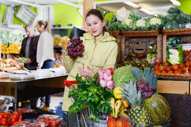 青春期前的女孩挑选成熟的成果和<strong>蔬菜</strong>采用<strong>蔬菜水果</strong>零售商