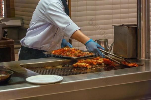 饭店厨师烹饪术美味的龙虾向电的炉采用