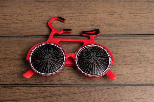 红色的自行车<strong>眼镜</strong>向一木制的b一ckground