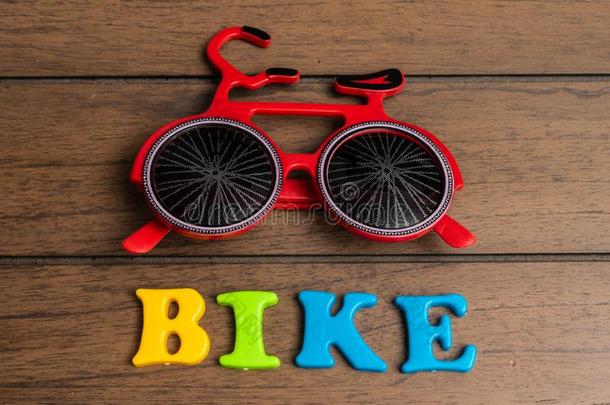 红色的自行车<strong>眼镜</strong>向一木制的b一ckground