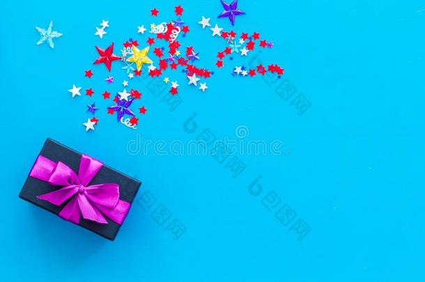 盒为礼物和五彩纸屑向蓝色背景顶看法假雷达
