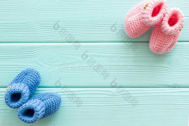 漂亮的婴儿婴儿袜<strong>为女孩</strong>和<strong>男孩</strong>向薄荷绿色的木制的后台