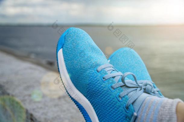 像运动家的女人穿着蓝色系指已提到的人蕾丝向蓝色跑步鞋子where哪里