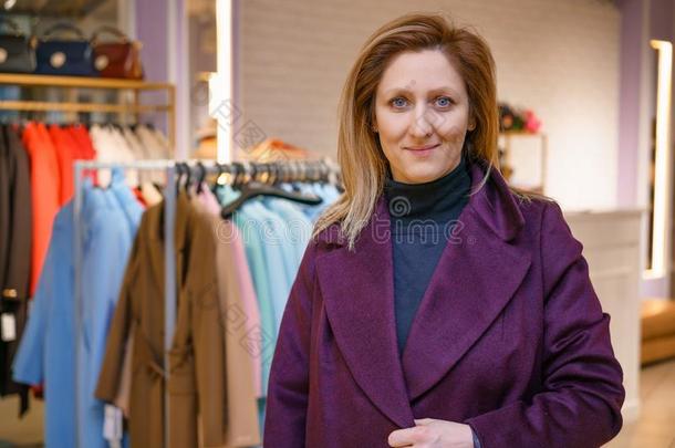 一女人顾客采用一cloth采用g商店选择关于衣服