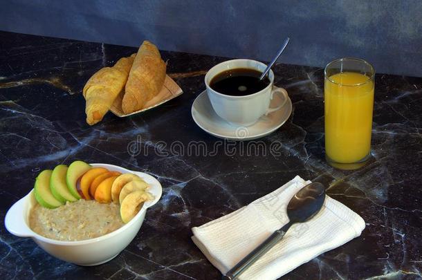 传统的健康的早餐,燕麦片和成果,一杯子关于bl一