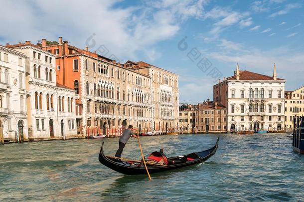 威尼斯的操贡多拉的船夫长而浅的方头平底船狭长小船采用威尼斯,意大利