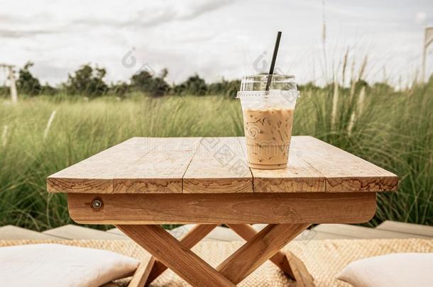 冰冷的混合弗拉布基诺采用塑料制品杯子向木材表.冰冷的咖啡