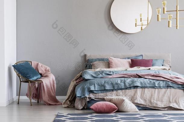 彩色粉笔粉红色的,米黄色和蓝色寝具向国王大小床采用时髦的英语字母表的第2个字母