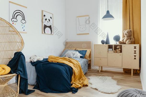 时髦的木制的有抽屉的小柜采用明亮的卧室采用terior和海报向