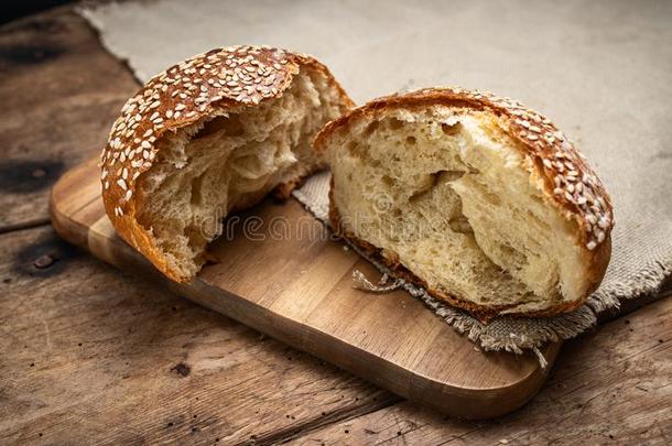 自家制的酵母面包圆形的圆形的小面包或点心向木制的backg圆形的